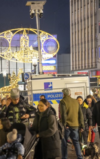 Police video surveillance at the Porsche pulpit, in front of the market church in downtown Essen, during the Christmas market, mobile monitoring system, Kettwiger StraÃŸe shopping street, pedestrian zone, full, many people shopping, Essen Light Weeks, Essen, North Rhine-Westphalia, Germany