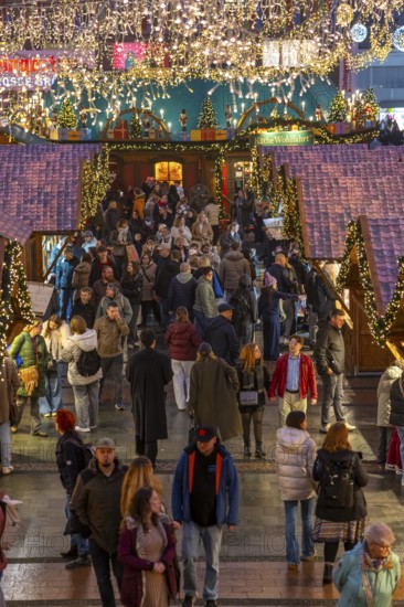 Pre-Christmas time, visitors to de, Christmas market in downtown Essen, on Kennedyplatz, the market is already opening in mid-November, Christmas lights, Essen Light Weeks, North Rhine-Westphalia, Germany