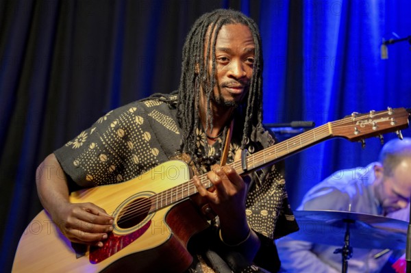 KABUMBAYI JOH, singer, producer and multi-instrumentalist, Congo, KABUMBAYI JOH & band, African Acoustic Pop Music, live on 15.11.2025 at Greve Studio, Berlin, Germany < english> KABUMBAYI JOH, singer, producer and multi-instrumentalist, Congo, KABUMBAYI JOH & Band, African Acoustic Pop Music, live on November 15, 2025 at Greve Studio, Berlin, Germany