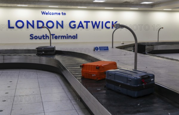 Baggage return carousel conveyor belt, South Terminal, London Gatwick airport, London, England, UK