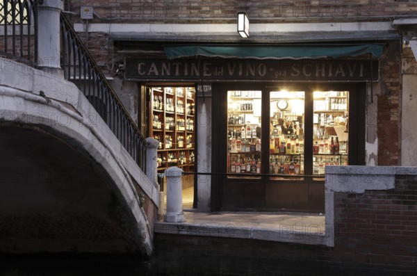 BÃ caria Al Bottegon, small pub where you drink wine or spritz and eat the cicchetti Veneziani, Tapas, Venice, Italy