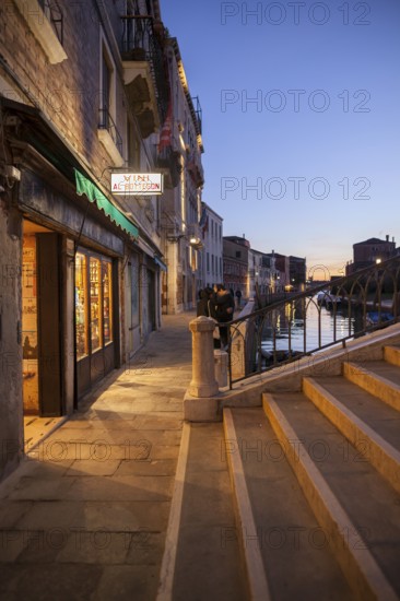 BÃ caria Al Bottegon, small pub where you drink wine or spritz and eat the cicchetti Veneziani, Tapas, Venice, Italy