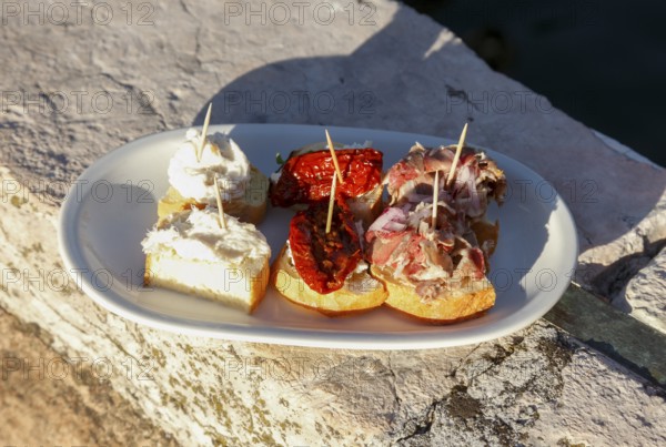 BÃ caria Al Timon, small pub where you drink wine or spritz and eat the Cicchetti Veneziani, Tapas Venezia, Venice, Italy