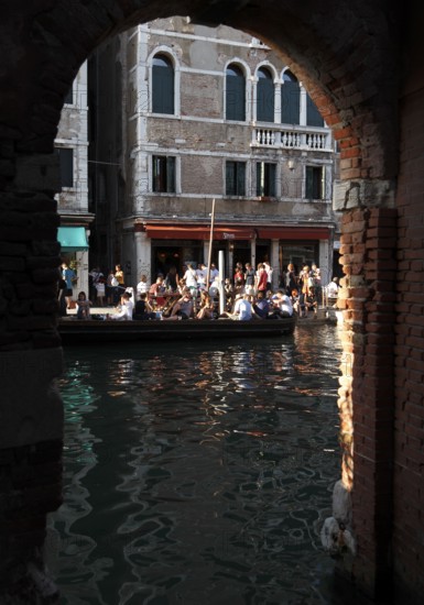 BÃ caria Al Timon, small pub, here you drink wine or spritz and eat the cicchetti Veneziani, tapas, here you also sit the boats in front of the BÃ caria, Venice, Italy