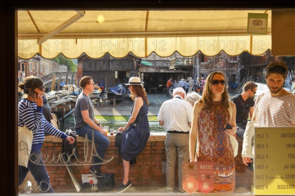 BÃ caria Al Squero, a small bar where you drink wine or spritz and eat the cicchetti Veneziani, tapas, Dosoduro district, Venice, Italy