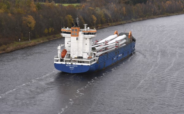 Cargo ship ROTRA VENTE sails with rotor blades for wind turbines in the Kiel Canal, NOK, Kiel Canal, Kiel Canal, Schleswig-Holstein, Germany