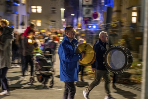 Martinszug in Essen-RÃ¼ttenscheid, the parish of St. Lambertus, with over 500 participants, North Rhine-Westphalia, Germany