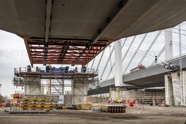 Propulsion of the 2nd bridge structure of the A40 Neuenkamp bridge, in Duisburg-Homberg, pillars and cables of the new motorway bridge across the Rhine near Duisburg, North Rhine-Westphalia, Germany