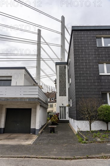 Residential buildings, directly on the A40 Neuenkamp bridge, in Duisburg-Homberg, pillars and cables of the new motorway bridge across the Rhine near Duisburg, construction phase of the 2nd bridge structure, North Rhine-Westphalia, Germany