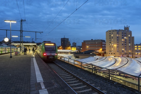 Essen-Steele S-Bahn station, passengers waiting for the train late afternoon, in autumn, Essen, North Rhine-Westphalia, Germany