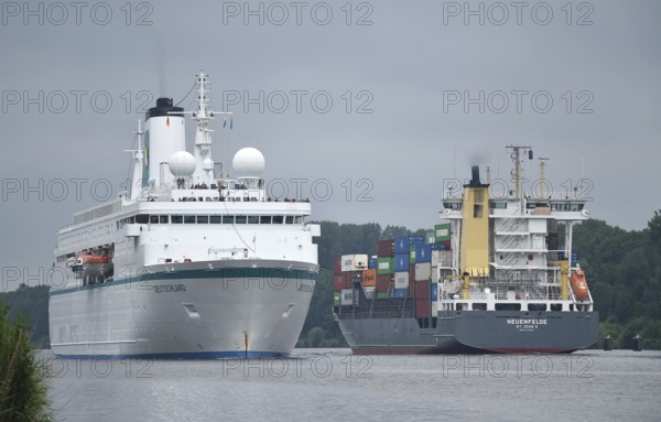 MS DEUTSCHLAND and container ship NEUENFELDE travelling through the Kiel Canal, Kiel Canal, Kiel Canal, Schleswig-Holstein, Germany