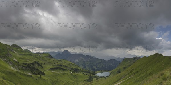 Mountain panorama from Zeigersattel to Seealpsee, on the left Höfats 2259m, in the centre, partly in clouds, the Allgäu main ridge with Trettachspitze 2595m, Mädelegabel 2645m, Bockkarkopf 2609m and Hochfrottspitze 2649m, Allgäu Alps, Allgäu, Bavaria, Germany