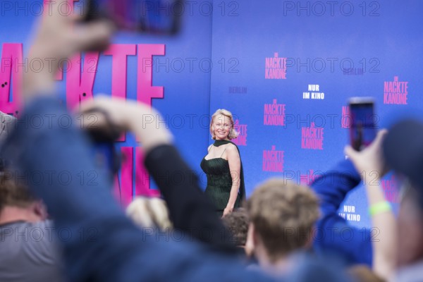 Pamela Anderson between fans at the film premiere of The Naked Gun at UCI Luxe East Side Gallery, Berlin, 24.07.2025