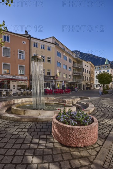 Angererbrunnen, crystal fountain, fountain, pedestrian zone, benches, flower pots, general architecture, houses, trees, mountains, blue sky, cloudless, Poststraße, Bad Reichenhall, district Berchtesgadener Land, Bavaria, Germany