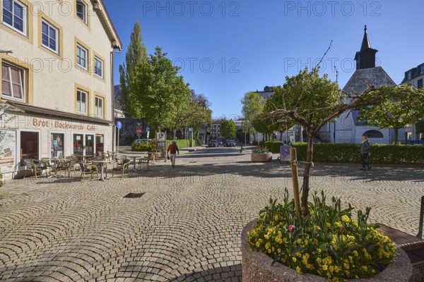 Pedestrian zone, bakery Karl Schweizer, café, bakery, outdoor area, gastronomy, paving stones, residential and commercial buildings, trees, hedge, flower pots, blue sky, cloudless, Spitalgasse, Bad Reichenhall, district Berchtesgadener Land, Bavaria, Germany