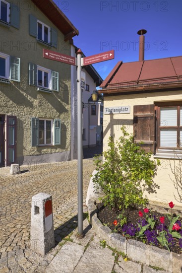 Signpost to the Peter and Paul Tower, signpost to Gruttenstein Castle, historic building, facade, window, shutter, bollards, cobblestones, sandstone slabs, shadow, blue sky, cloudless, alleyway, square, Sebastianigasse, Florianiplatz, Bad Reichenhall, Berchtesgadener Land district, Bavaria, Germany