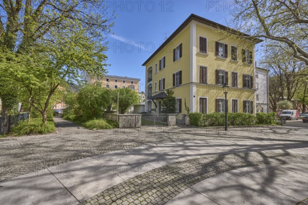 Square, cobblestones, natural stone slabs, trees, houses, general architecture, shadow, backlight, blue sky, cirrostratus clouds, Dompropst-von-Lechner-Platz, Bad Reichenhall, district Berchtesgadener Land, Bavaria, Germany