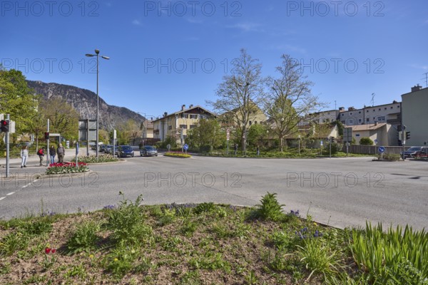 Streets, lantern, trees, general architecture, mountain landscape, mountains, flower bed, blue sky, cirrostratus clouds, federal road 20, intersection between Anton-Winkler-Straße, Innsbrucker Straße, Kammerbotenstraße and Reichenbachstraße, Bad Reichenhall, district Berchtesgadener Land, Bavaria, Germany