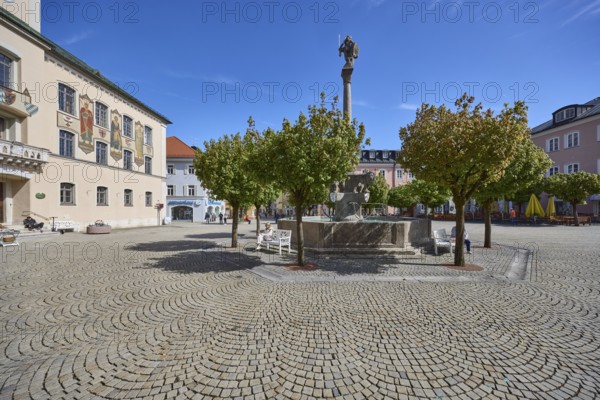 Wittelsbacherbrunnen, fountain, square, cobblestones, trees, general architecture, historic town hall, blue sky, town hall square, Bad Reichenhall, district Berchtesgadener Land, Bavaria, Germany