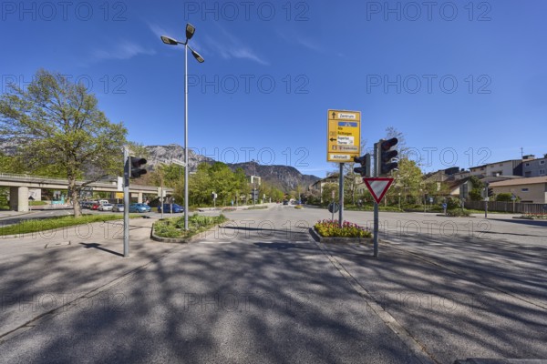 Roads, traffic lights, lantern, trees, signposts, shadow, general development, blue sky, cirrostratus clouds, federal road 20, intersection between Anton-Winkler-Straße, Innsbrucker Straße, Kammerbotenstraße and Reichenbachstraße, Bad Reichenhall, district of Berchtesgadener Land, Bavaria, Germany
