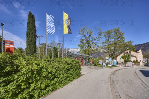 Bad Reichenhall-Kirchberg railway station, general architecture, hedge, trees, flagpoles, flag of Bavaria, flag of Bad Reichenhall, mountain landscape, mountains, blue sky, cirrostratus clouds, federal road 20, Anton-Winkler-Straße, Bad Reichenhall, district of Berchtesgadener Land, Bavaria, Germany