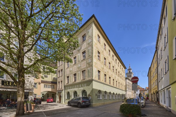 Bürgerbräu Bad Reichenhall August Röhm + Söhne KG, restaurant, brewery inn, hotel, building, car park with vehicles, road, blue sky, Poststrasse, Bad Reichenhall, Berchtesgadener Land district, Bavaria, Germany