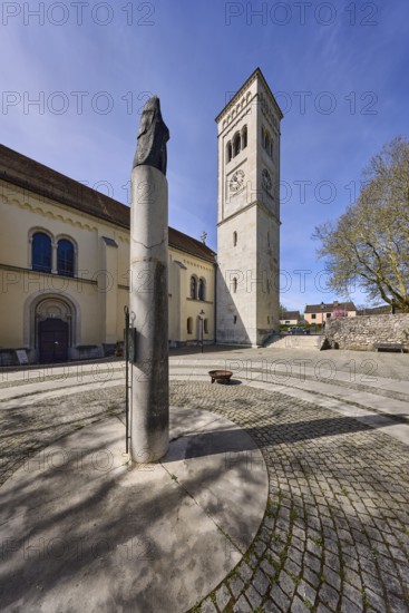 St. Nicholas parish church, church, St. Nicholas column, tree, bronze statue, marble column, square, cobblestones, shadow, blue sky, cirrostratus clouds, Nikolaiweg, Dompropst-von-Lechner-Platz, Bad Reichenhall, Berchtesgadener Land district, Bavaria, Germany