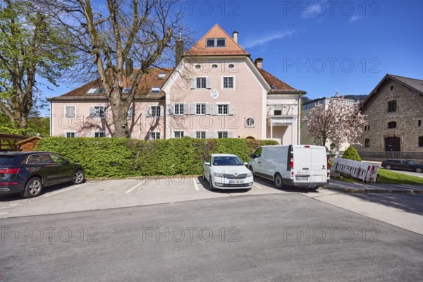 Residential building, residential house, trees, hedge, parking boxes, vehicles, blue sky, cirrostratus clouds, Reichenbachstraße, Bad Reichenhall, Berchtesgadener Land district, Bavaria, Germany