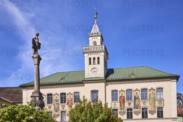 Wittelsbacherbrunnen, fountain, sculptor Karl Killer, historic town hall, frescoes, visual artist Josef Hengge, trees, blue sky, cirrostratus clouds, town hall square, Bad Reichenhall, district of Berchtesgadener Land, Bavaria, Germany