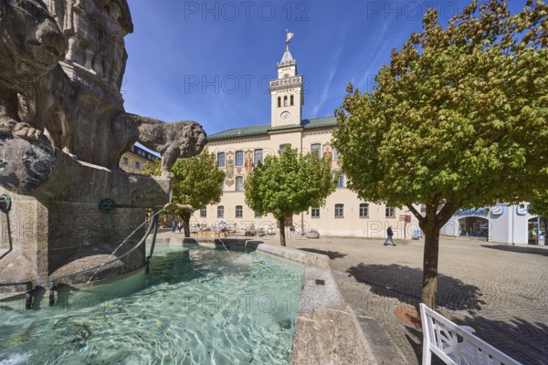 Wittelsbacherbrunnen, sculptor Karl Killer, fountain, historic town hall, trees, square, bench, blue sky, cirrostratus clouds, town hall square, Bad Reichenhall, district Berchtesgadener Land, Bavaria, Germany