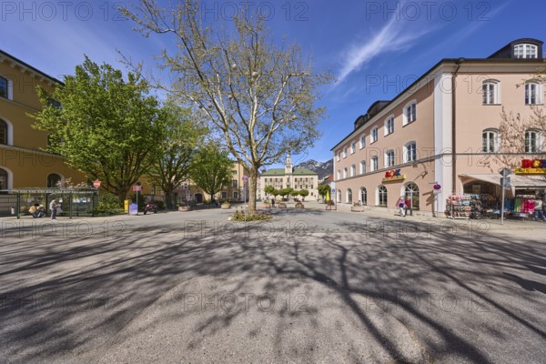 Square, historic town hall, trees, general buildings, pedestrians as secondary motif, shadow, blue sky, cirrostratus clouds, intersection of Rathausplatz and Salinenstraße, Bad Reichenhall, district of Berchtesgadener Land, Bavaria, Germany