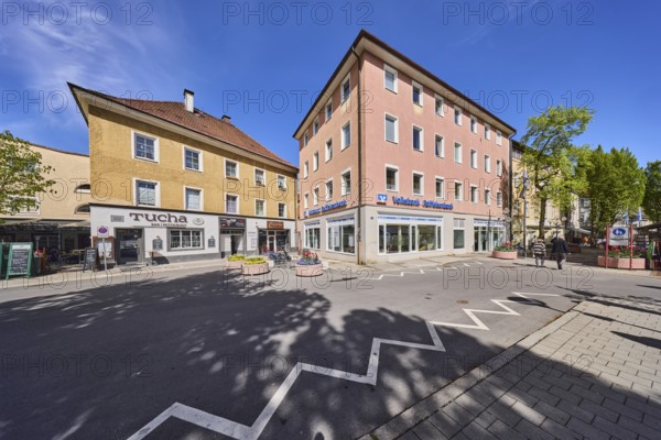 Volksbank Raiffeisenbank Oberbayern Südost eG - Branch Bad Reichenhall, Restaurant Tucha, building, general architecture, trees, blue sky, cirrostratus clouds, crossing Aegidiplatz with Ludwigstraße, Bad Reichenhall, district Berchtesgadener Land, Bavaria, Germany