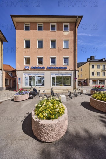 Volksbank Raiffeisenbank Oberbayern Südost eG - Branch Bad Reichenhall, flower pot, building, general architecture, blue sky, cirrostratus clouds, Aegidiplatz, Bad Reichenhall, district Berchtesgadener Land, Bavaria, Germany