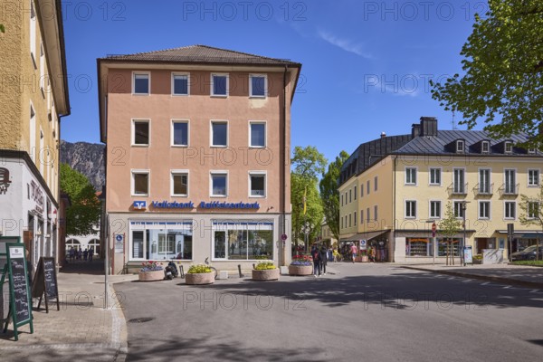 Volksbank Raiffeisenbank Oberbayern Südost eG - Branch Bad Reichenhall, building, general architecture, trees, blue sky, cirrostratus clouds, intersection Aegidiplatz with Ludwigstraße and Unterer Lindenplatz, Bad Reichenhall, district Berchtesgadener Land, Bavaria, Germany