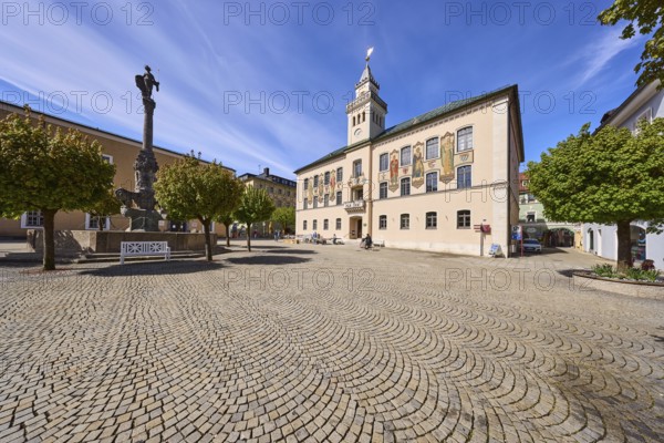Wittelsbacherbrunnen, fountain, historic town hall, frescoes, general architecture, square, cobblestones, trees, blue sky, cirrostratus clouds, town hall square, Bad Reichenhall, district Berchtesgadener Land, Bavaria, Germany
