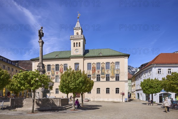Historic town hall, frescoes, visual artist Josef Hengge, Wittelsbacherbrunnen, fountain, sculptor Karl Killer, square, cobblestones, trees, general architecture, town hall square, Bad Reichenhall, district Berchtesgadener Land, Bavaria, Germany