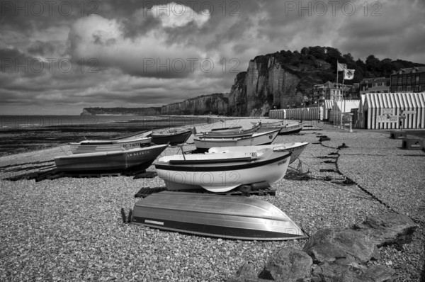 Boats lying on the beach, rowing boat, pebble beach, bathing huts, beach cabins, bathing cabins, cabins, black and white, Yport, cliffs, steep coast, chalk cliffs, alabaster coast, La Côte d'Albâtre, Normandy, Seine-Maritime, France