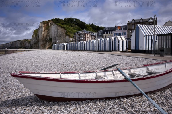 Rowing boat, pebble beach, bathing huts, beach cabins, beach cabins, bathing cabins, cabins, Yport, cliffs, steep coast, chalk cliffs, alabaster coast, La Côte d'Albâtre, Normandy, Seine-Maritime, France
