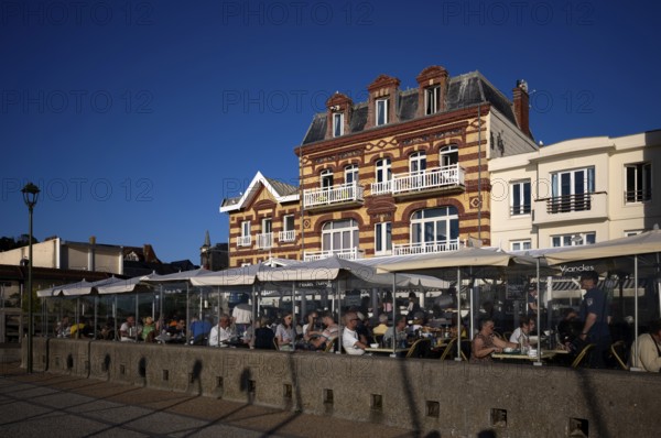 Restaurant La Grange and du Perrey, evening mood, evening, sky, blue, promenade, Étretat, Normandy, Seine-Maritime, France