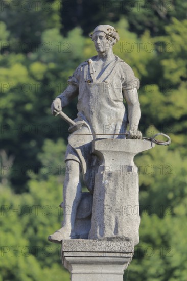 Gunsmith by Georg Ringel as a symbol of the arms industry, anvil, manufacture, production, city history, detail, tongs, forge, blacksmith, weapon, sword, metalworking, steel processing, fountain, sculpture, market square, Suhl, Franconia, Thuringia, Germany