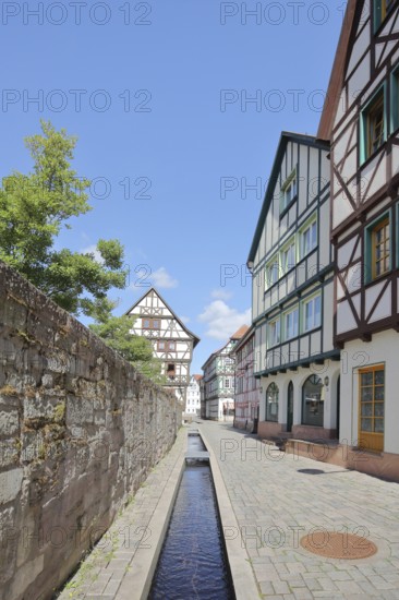 Half-timbered houses and stone wall, Rinnsal, Bächsle, Bächlein, Kirchhof, Schmalkalden, Franconia, Thuringia, Germany