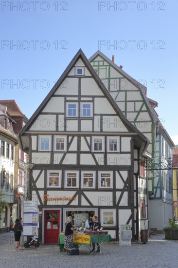 Half-timbered house and market stall, pedestrian, vendor, sell, Altmarkt, Schmalkalden, Franconia, Thuringia, Germany