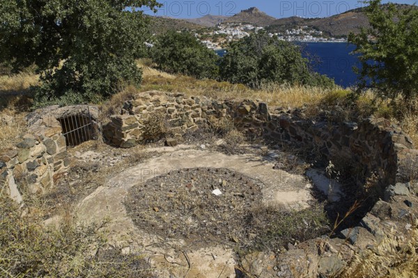 Lost place, base of an anti-aircraft battery, overlooking a village and the sea, surrounded by dry vegetation, Italian anti-aircraft position, ground defence position, PL306 with 6 cannons, WW2, Vigla Mountain, Vigla, above Lakki, Lakki, Leros, Dodecanese, Girech Islands, Greece