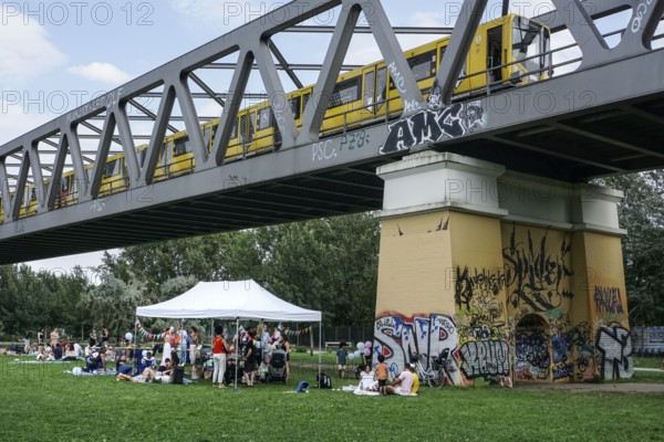 Families meet for a picnic on a warm summer afternoon in Park am Gleisdreieck, Berlin, 20.07.2025, Berlin, Germany