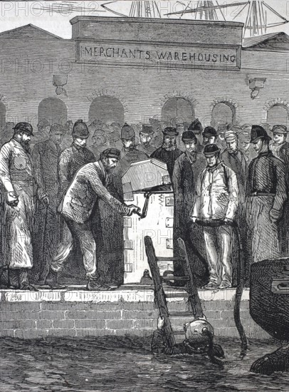 The Murder League in Dublin, Divers searching the pool at the end of the ring where Kavanagh states that he threw the knives in the attempted murder of Denis Fiels, circa 1880, Ireland, Historical, Digitally restored reproduction from a 19th century master, Record date not stated