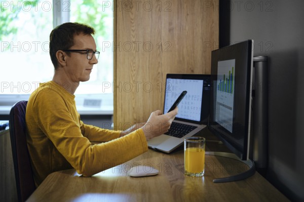 A middle-aged man analysed the payout data and found an error. He calls his bank to resolve this issue