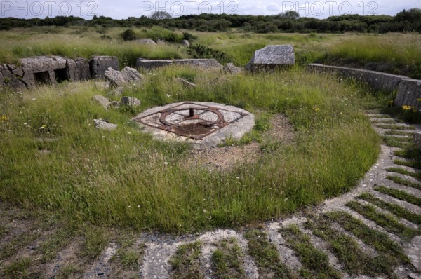 Remains of a German gun, coastal artillery, Pointe du Hoc, memorial, memorial to US Ranger, Cricqueville-en-Bessin, D-Day, Operation Overlord, Omaha Beach, Utah Beach, Normandy, Calvados, France