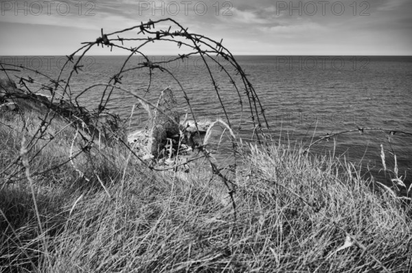 Barbed wire, Pointe du Hoc, memorial, memorial for US Ranger, black and white, Cricqueville-en-Bessin, D-Day, Operation Overlord, Omaha Beach, Utah Beach, Normandy, Calvados, France