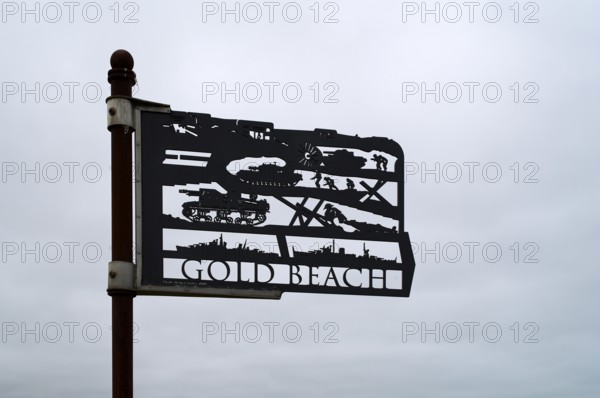 Installation, sign Gold Beach, Standing with Giants, honours the victims of the fallen British soldiers by personification, British Normandy Memorial, war memorial, Ver-sur-Mer, D-Day, Operation Overlord, Gold Beach, Normandy, Calvados, France