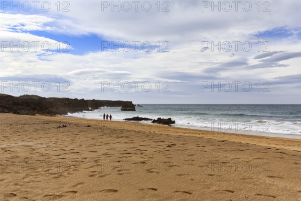 Skarðsvík Beach, walkers in a bay, golden sandy beach and rocky coast, coastal landscape, Skardsvik, Snaefellsnes, West Iceland, Iceland